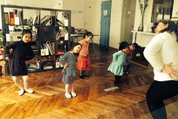 The children are passionately learning how to dance with teacher Hoang Yen